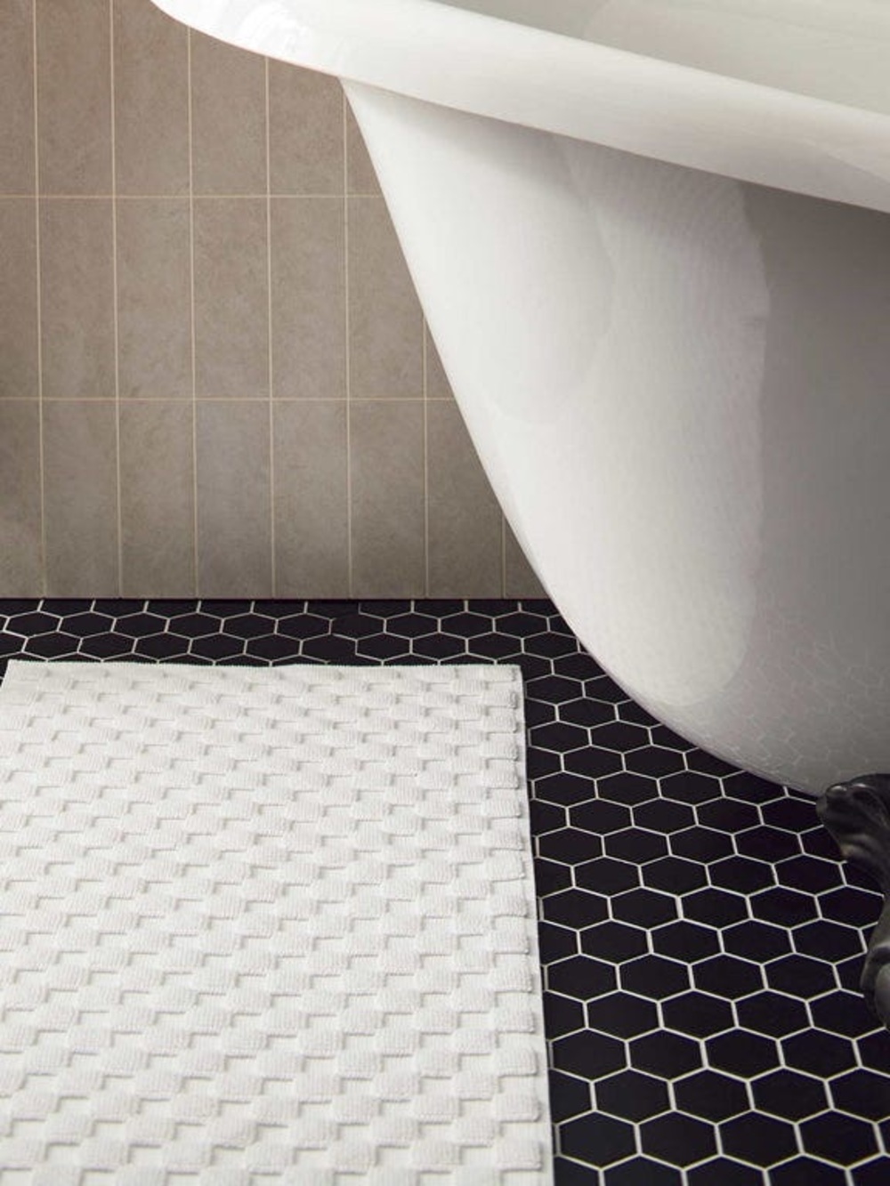 Brooklinen White Checkered Bath Mat and Runner - Picture 2 of 9